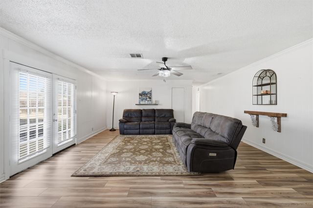 905 W Elizabeth Drive, Robinson, TX 76706