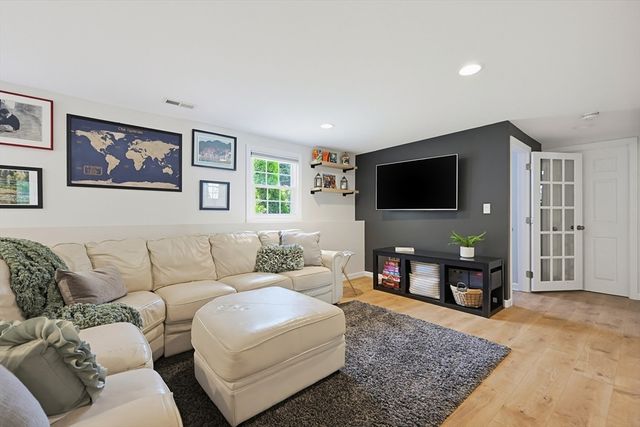 96 Glenfield Rd, North Attleboro, MA 02760