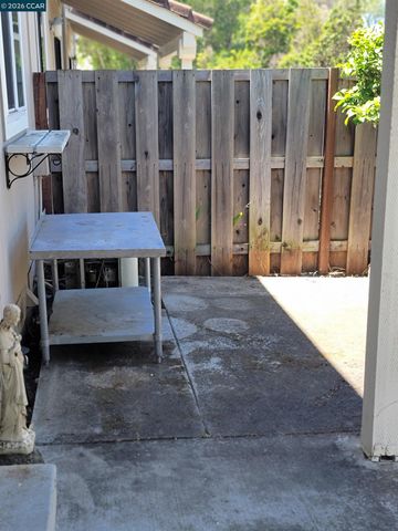 2 Tarn Ct, Hercules, CA 94547