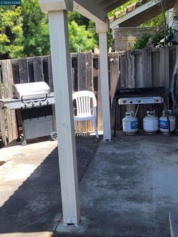 2 Tarn Ct, Hercules, CA 94547