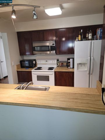 2 Tarn Ct, Hercules, CA 94547