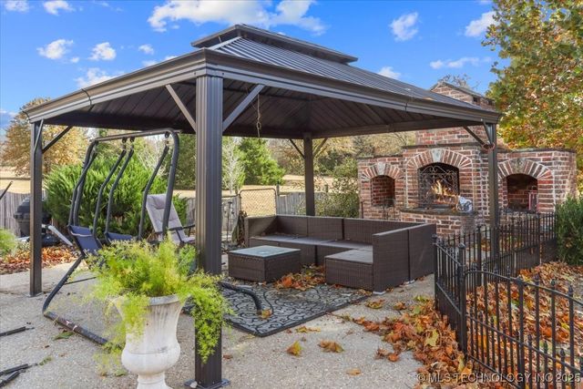 555 White Chimney, Stuart, OK 74570