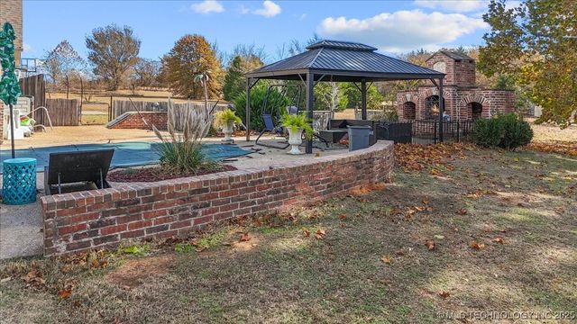 555 White Chimney, Stuart, OK 74570
