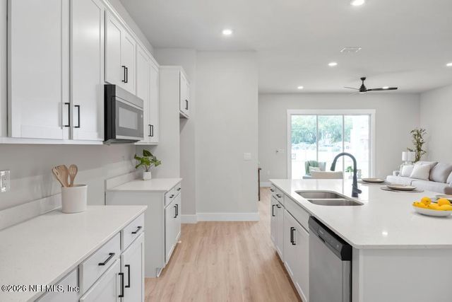 4524 PINEWOOD Avenue, Jacksonville, FL 32207