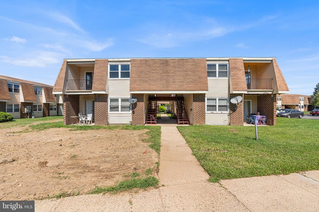 10 FLORENCE TOLLGATE PL, FLORENCE, NJ 08518 — exterior