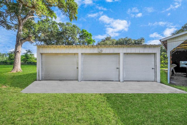 1047 Old Varley Lane, Sheridan, TX 78962