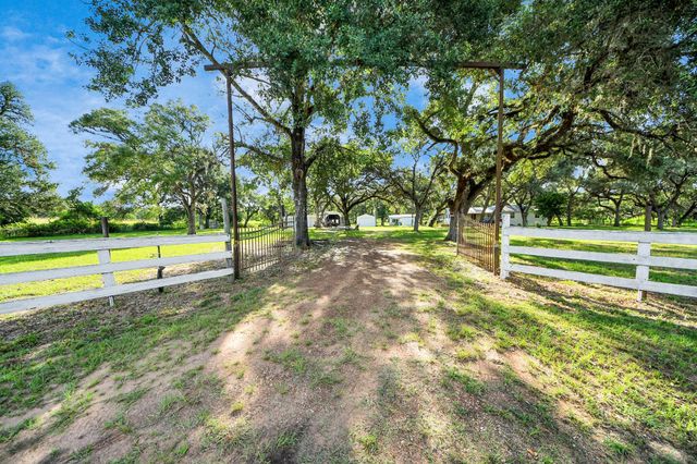1047 Old Varley Lane, Sheridan, TX 78962