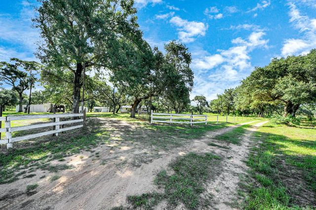1047 Old Varley Lane, Sheridan, TX 78962