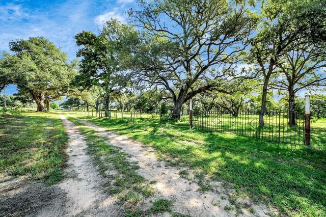1047 Old Varley Lane, Sheridan, TX 78962