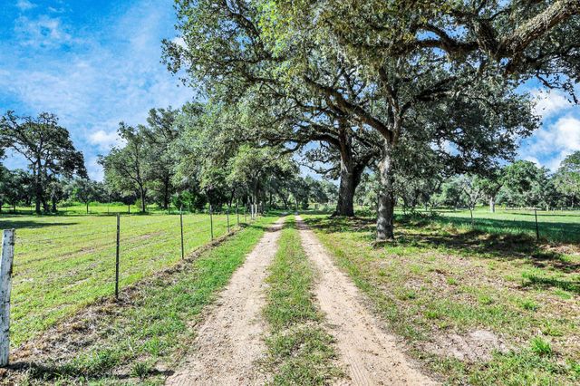 1047 Old Varley Lane, Sheridan, TX 78962