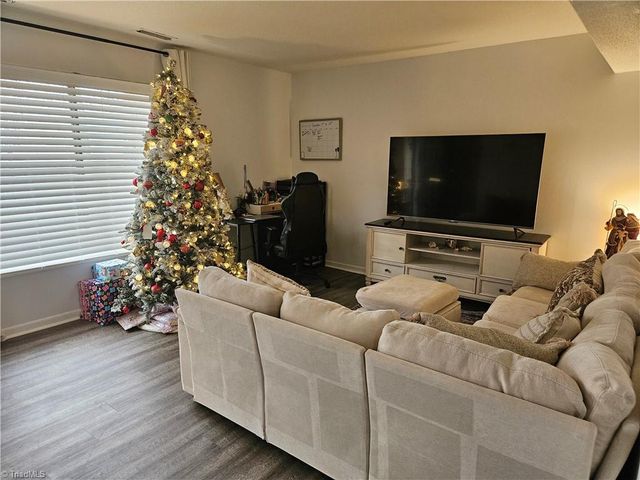 303 Lamplighter Circle, Winston-salem, NC 27104