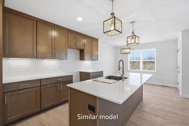 990 Bell Circle, Arlington, WI 53911