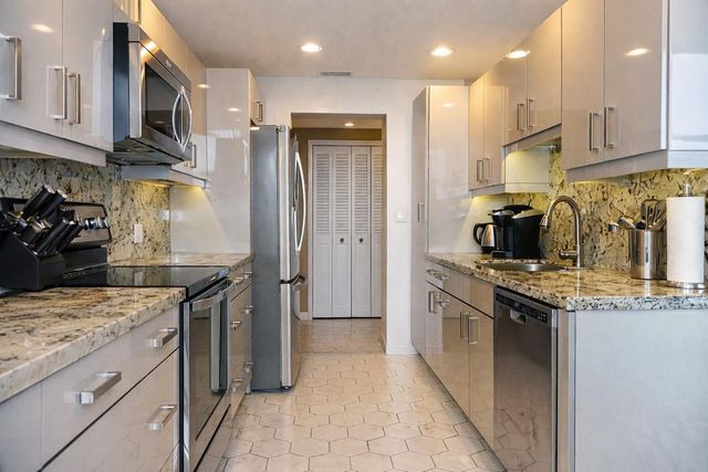 4330 Hillcrest Drive 420, Hollywood, FL 33021