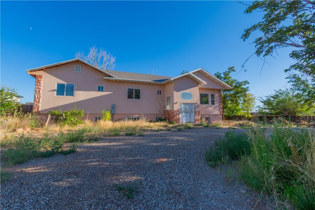 245 W Warren Avenue, Colorado City, AZ 86021