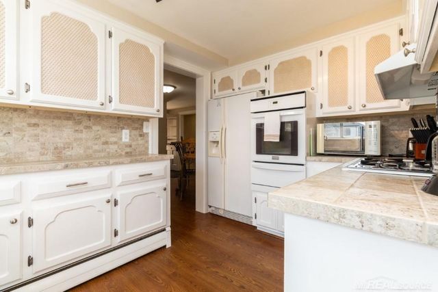 1516 St Clair River Drive, Algonac, MI 48001