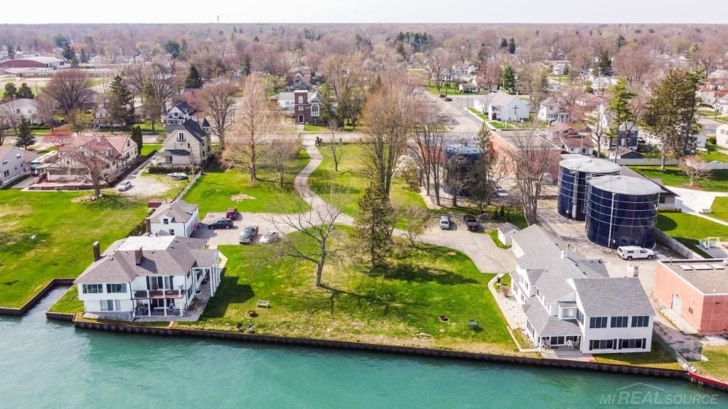 1516 St Clair River Drive, Algonac, MI 48001