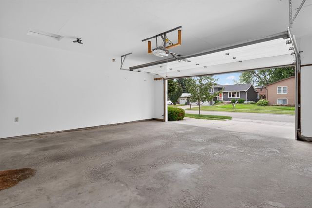 741 Wildwood Road, Waterloo, IA 50701