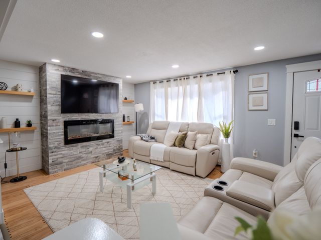 60 Judy Dr, Leominster, MA 01453