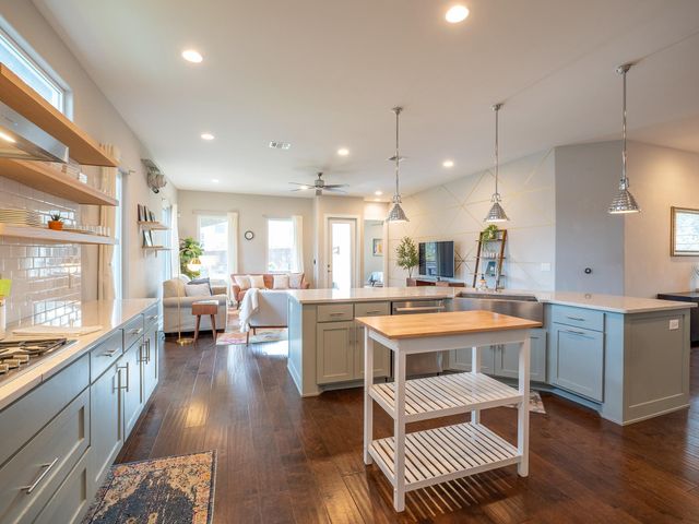 2113 Glendale PL, Austin, TX 78704