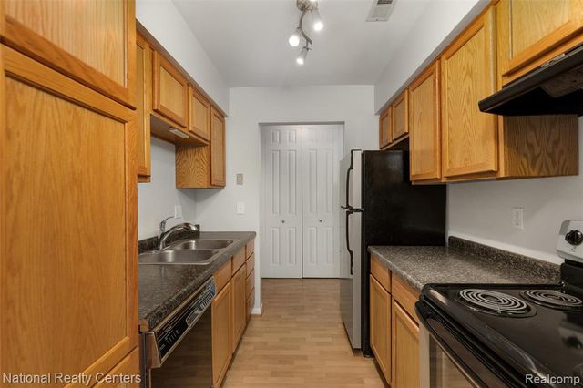 30022 W 12 Mile Road 9, Farmington Hills, MI 48334