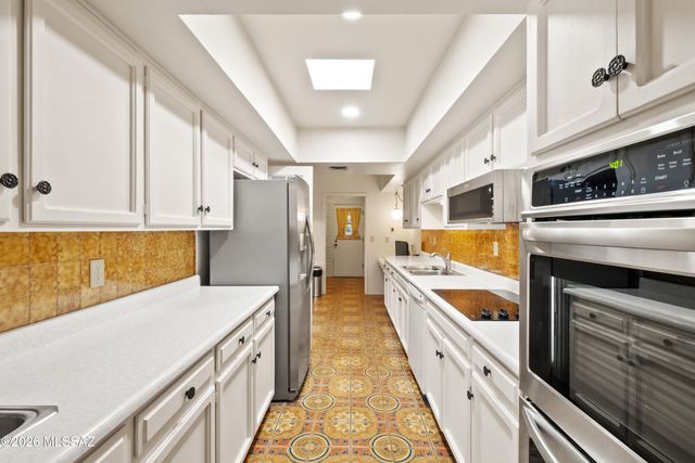 10136 N Valle Del Oro Drive, Tucson, AZ 85737