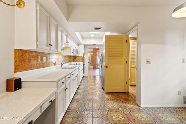10136 N Valle Del Oro Drive, Tucson, AZ 85737