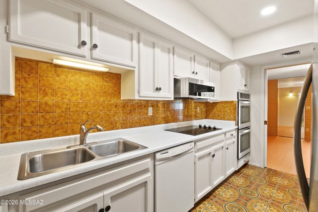 10136 N Valle Del Oro Drive, Tucson, AZ 85737