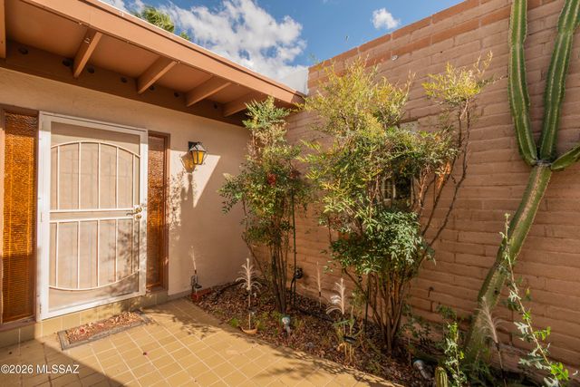 10136 N Valle Del Oro Drive, Tucson, AZ 85737