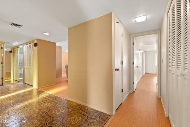 10136 N Valle Del Oro Drive, Tucson, AZ 85737