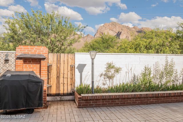 10136 N Valle Del Oro Drive, Tucson, AZ 85737