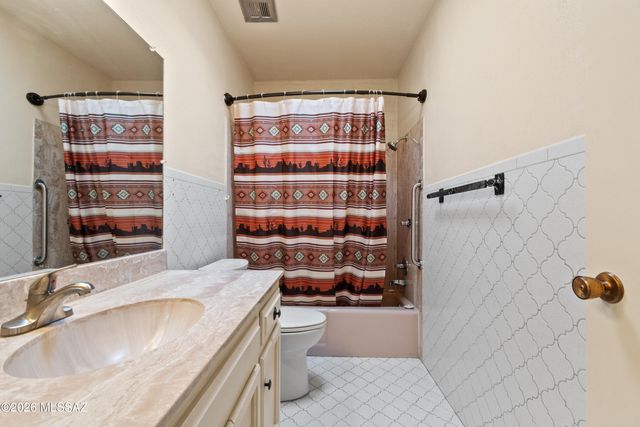 10136 N Valle Del Oro Drive, Tucson, AZ 85737