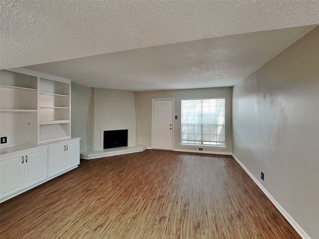 931 Roaring Springs Road, Fort Worth, TX 76114