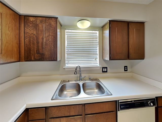 931 Roaring Springs Road, Fort Worth, TX 76114