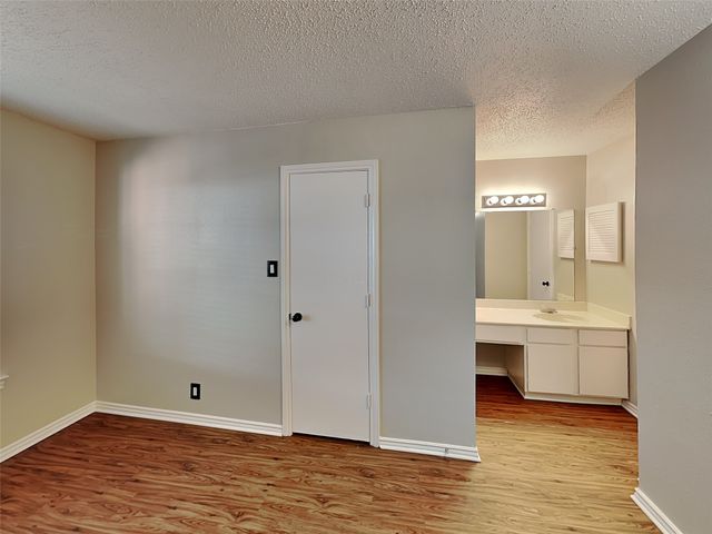 931 Roaring Springs Road, Fort Worth, TX 76114