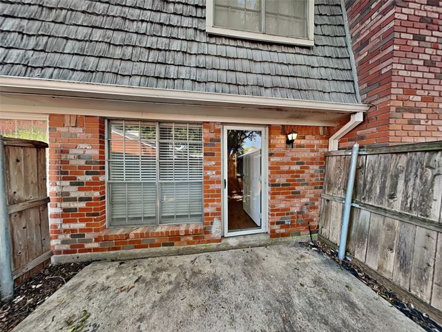 931 Roaring Springs Road, Fort Worth, TX 76114