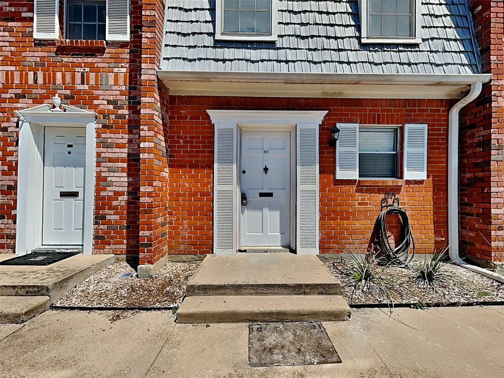 931 Roaring Springs Road, Fort Worth, TX 76114