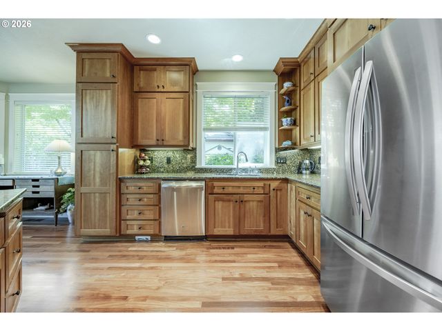 2299 AVENGALE Dr, Eugene, OR 97408