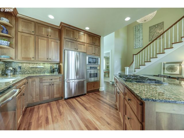 2299 AVENGALE Dr, Eugene, OR 97408