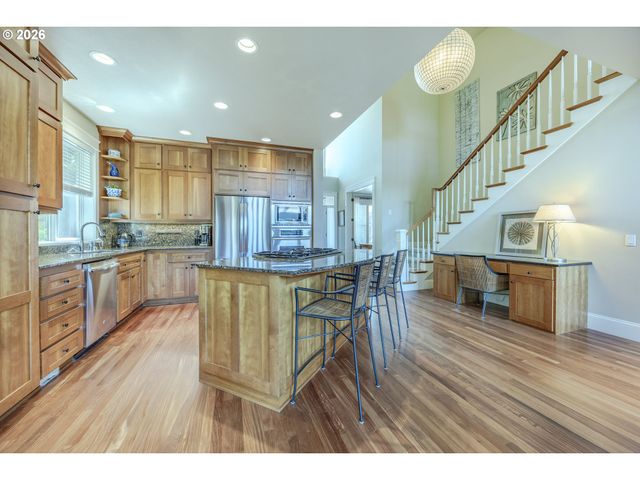 2299 AVENGALE Dr, Eugene, OR 97408