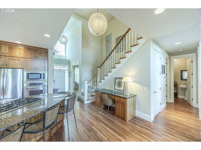 2299 AVENGALE Dr, Eugene, OR 97408