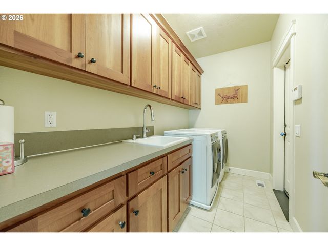 2299 AVENGALE Dr, Eugene, OR 97408