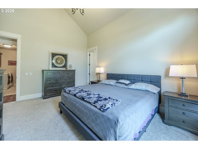2299 AVENGALE Dr, Eugene, OR 97408