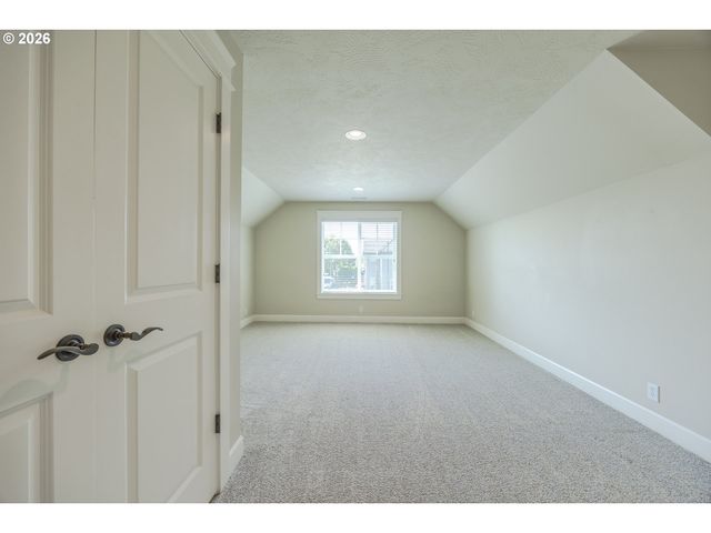 2299 AVENGALE Dr, Eugene, OR 97408