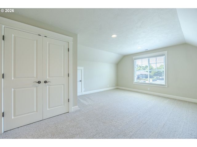 2299 AVENGALE Dr, Eugene, OR 97408