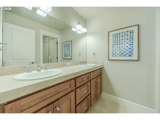 2299 AVENGALE Dr, Eugene, OR 97408