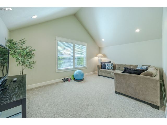 2299 AVENGALE Dr, Eugene, OR 97408