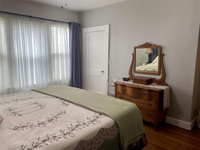 592 E Hempstead, Giddings, TX 78942