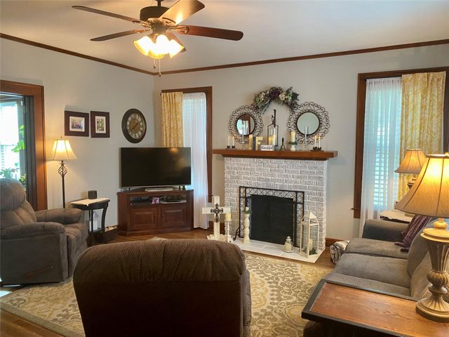 592 E Hempstead, Giddings, TX 78942