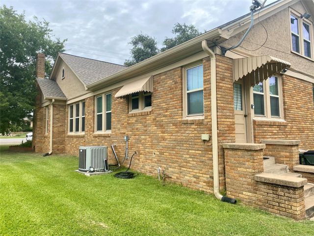 592 E Hempstead, Giddings, TX 78942