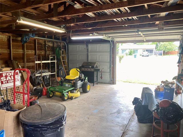 592 E Hempstead, Giddings, TX 78942